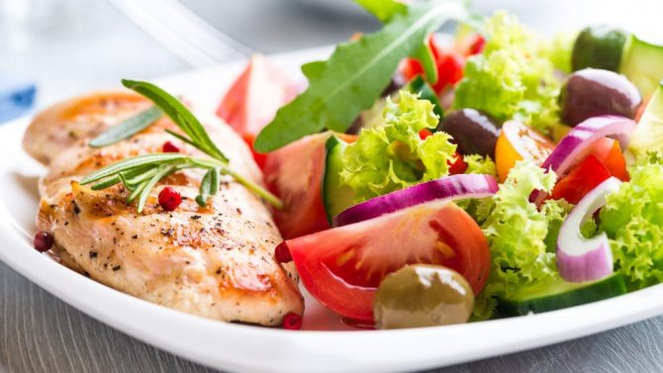 grönsaksallad och fisk på en proteindiet