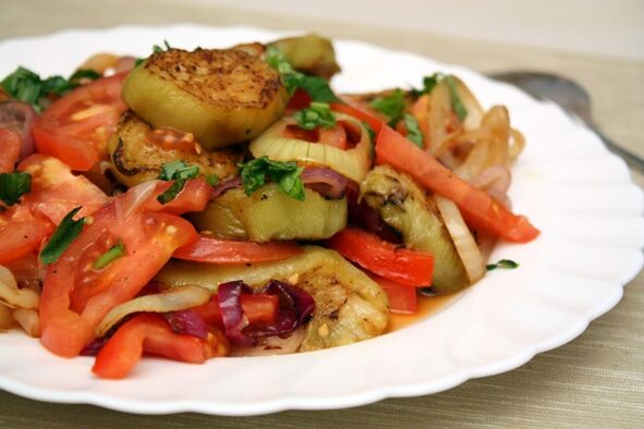 Maggi-dieten innehåller en hälsosam sallad med grönsaker och kokt aubergine. 