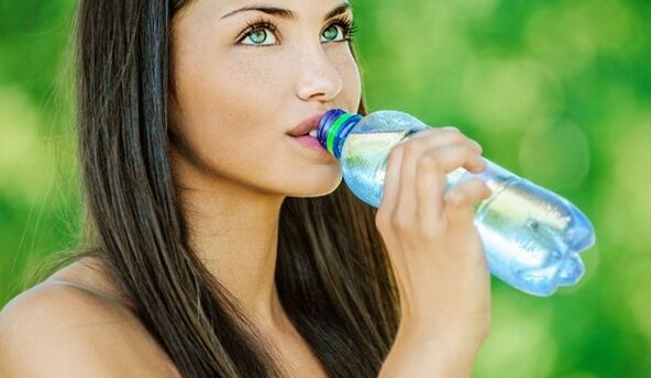 För att effektivt gå ner i vikt måste du dricka tillräckligt med vatten. 